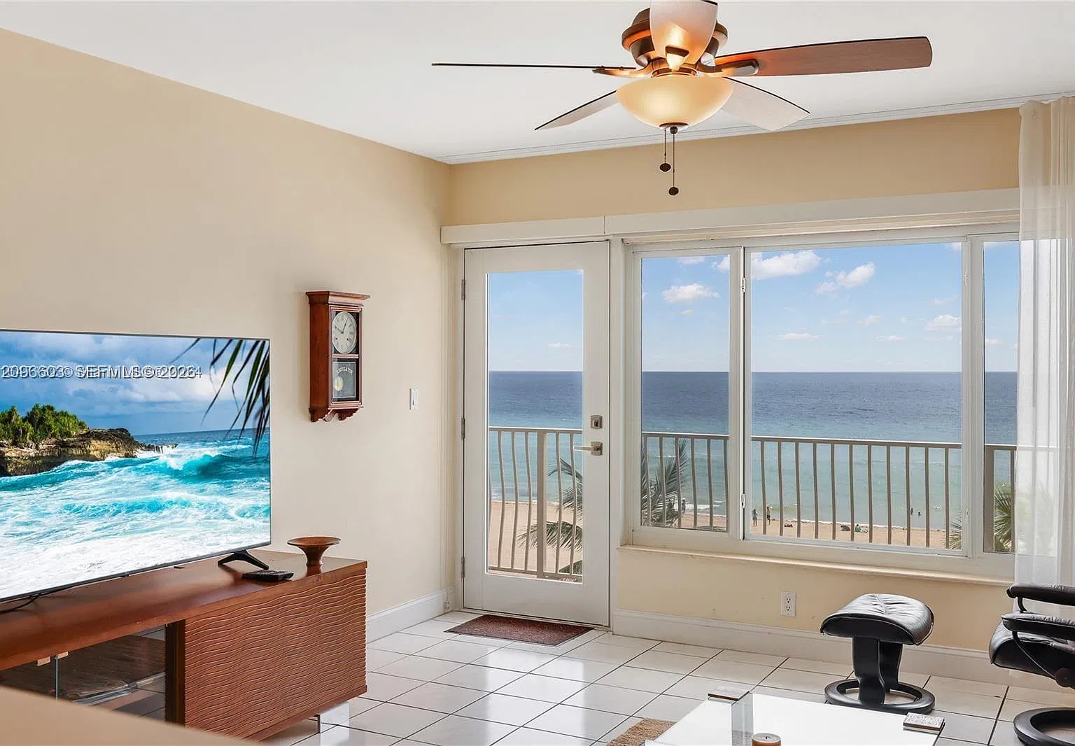 Mainsail Condominium — Photo 1