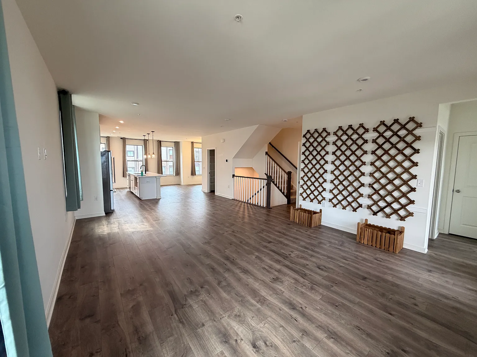3 bed, 2.5 bath, 2470 sqft, $950 — Photo 4