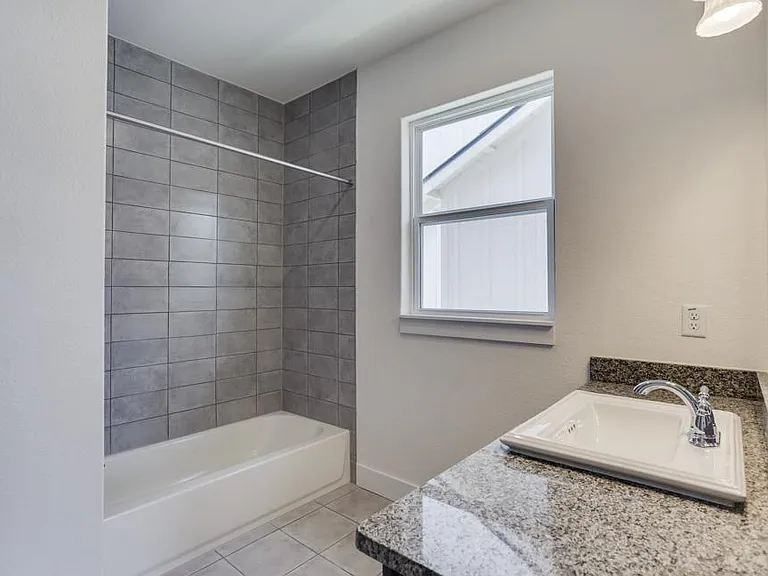 206 Topaz #1502 — Photo 33
