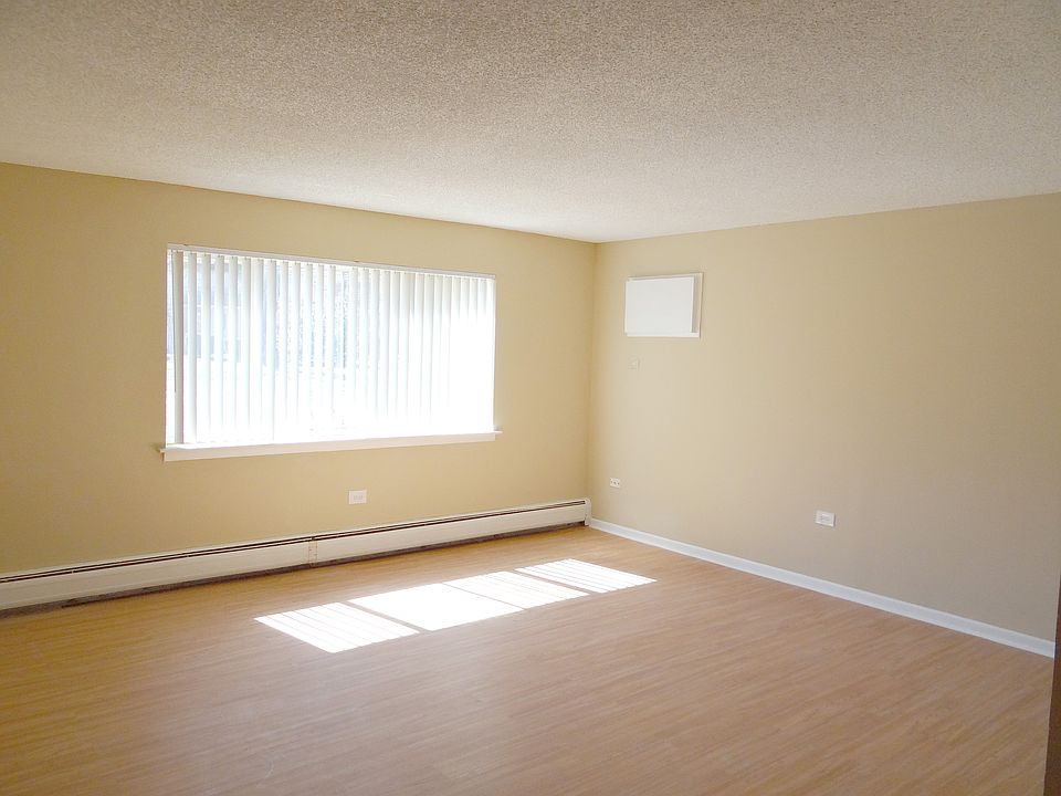 2nd image of 9952 Holly Ln