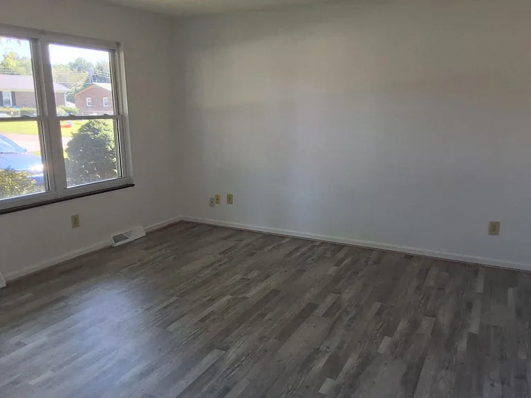 111 Cherrywood Dr — Photo 3