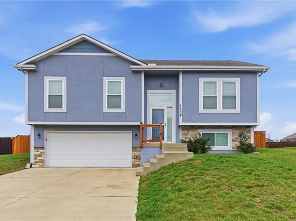 1104 SW 10th Ter, Oak Grove, MO 64075