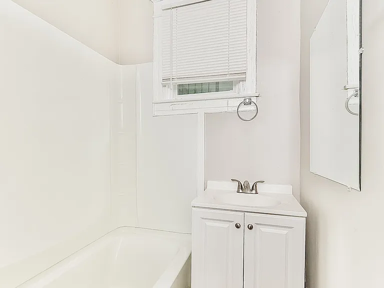 327556_025_main_bathroom_13040934.jpg