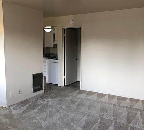 3rd image of 523 Walker Dr APT 15