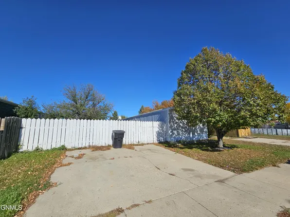 1818 32nd St W, Williston, ND 58801