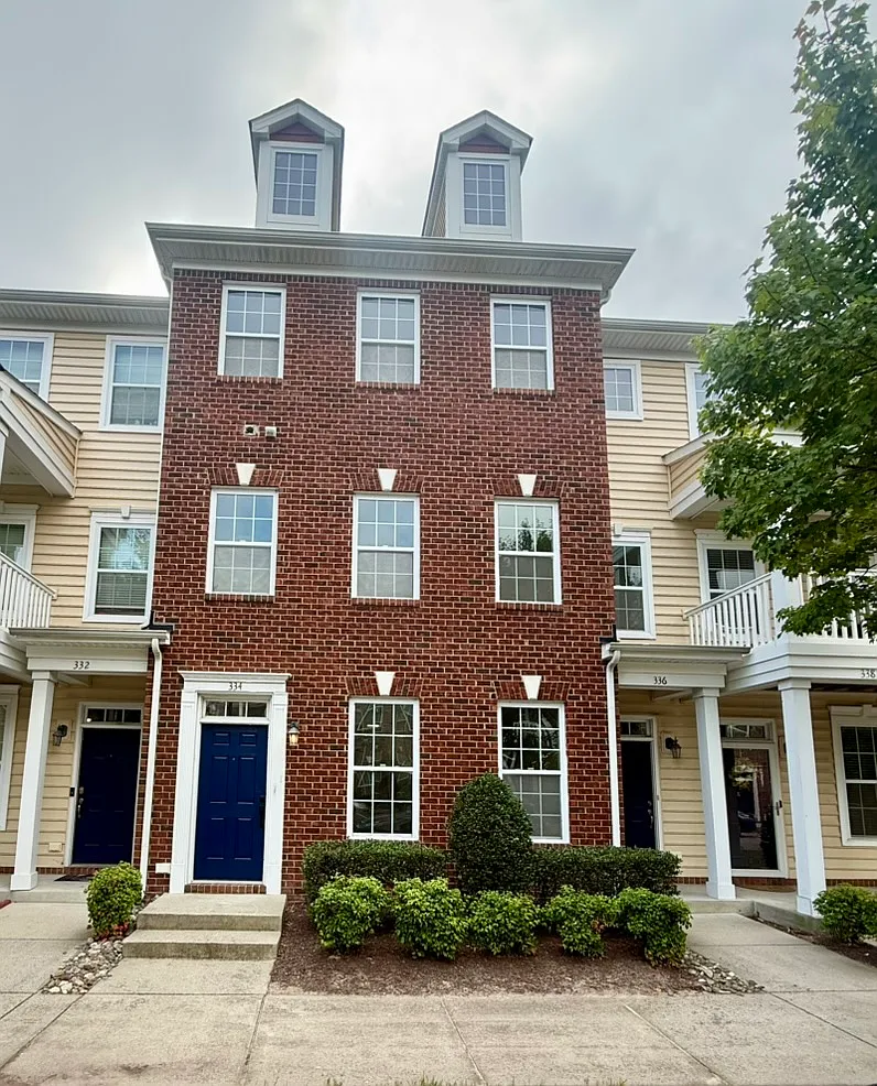 3 bed, 2.5 bath, 1890 sqft, $3,200 — Photo 1