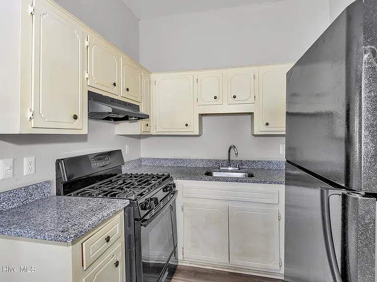 240 Ellis St #B — Photo 6