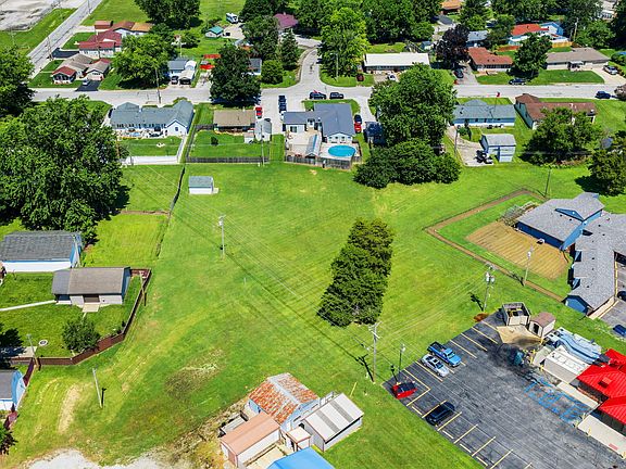3rd image of 705 Maple Dr