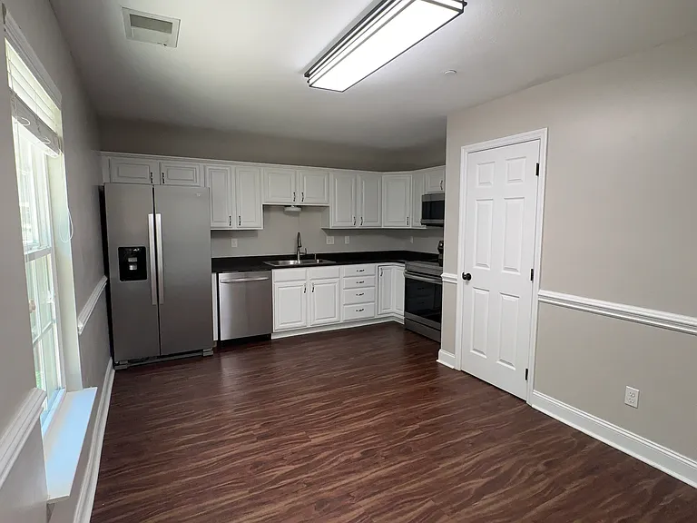 1126 Maple Tree Ln — Photo 3