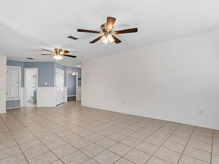 1517 Porpoise St — Photo 4
