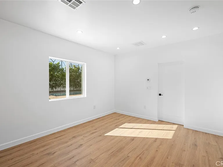14298 Van Nuys Blvd — Photo 9