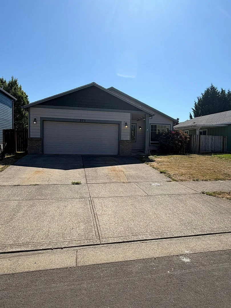 4 Bedroom House near Timber Ridge school! — Photo 3
