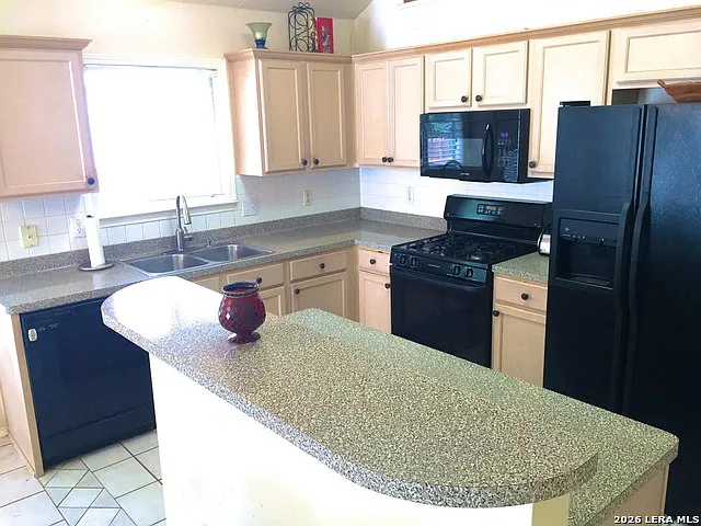 3 bed, 2.0 bath, 1600 sqft, $1,900 — Photo 4