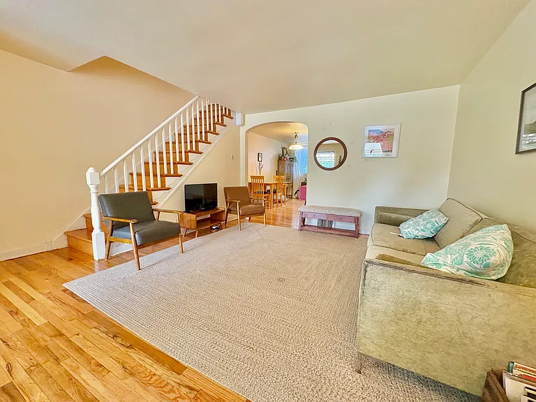 305 E Pleasant St — Photo 2