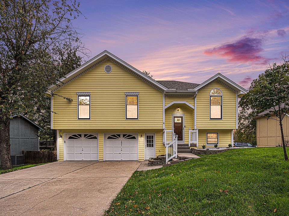 In the evening, the front exudes a cozy and charming atmosphere, softly lit to make the home feel welcoming and enchanting.
