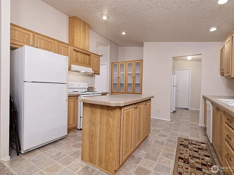 221 SE Fuchsia Ave — Photo 3
