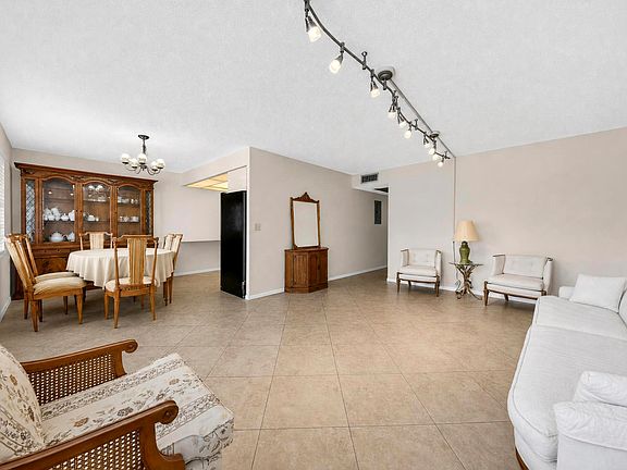 3rd image of 206 Richmond A #206