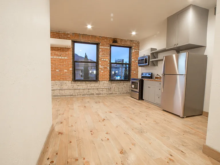 801 N Piedras St — Photo 1