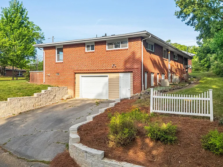 301 Wygoda Cir — Photo 18