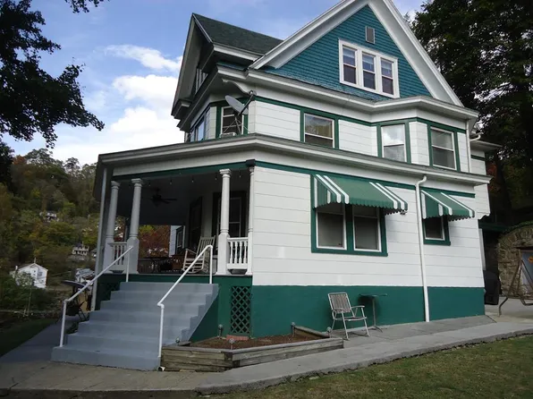 29 Maple Ave, Welch, WV 24801