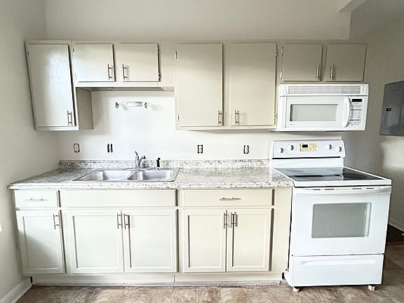 2nd image of 2788 Forbes St #2788