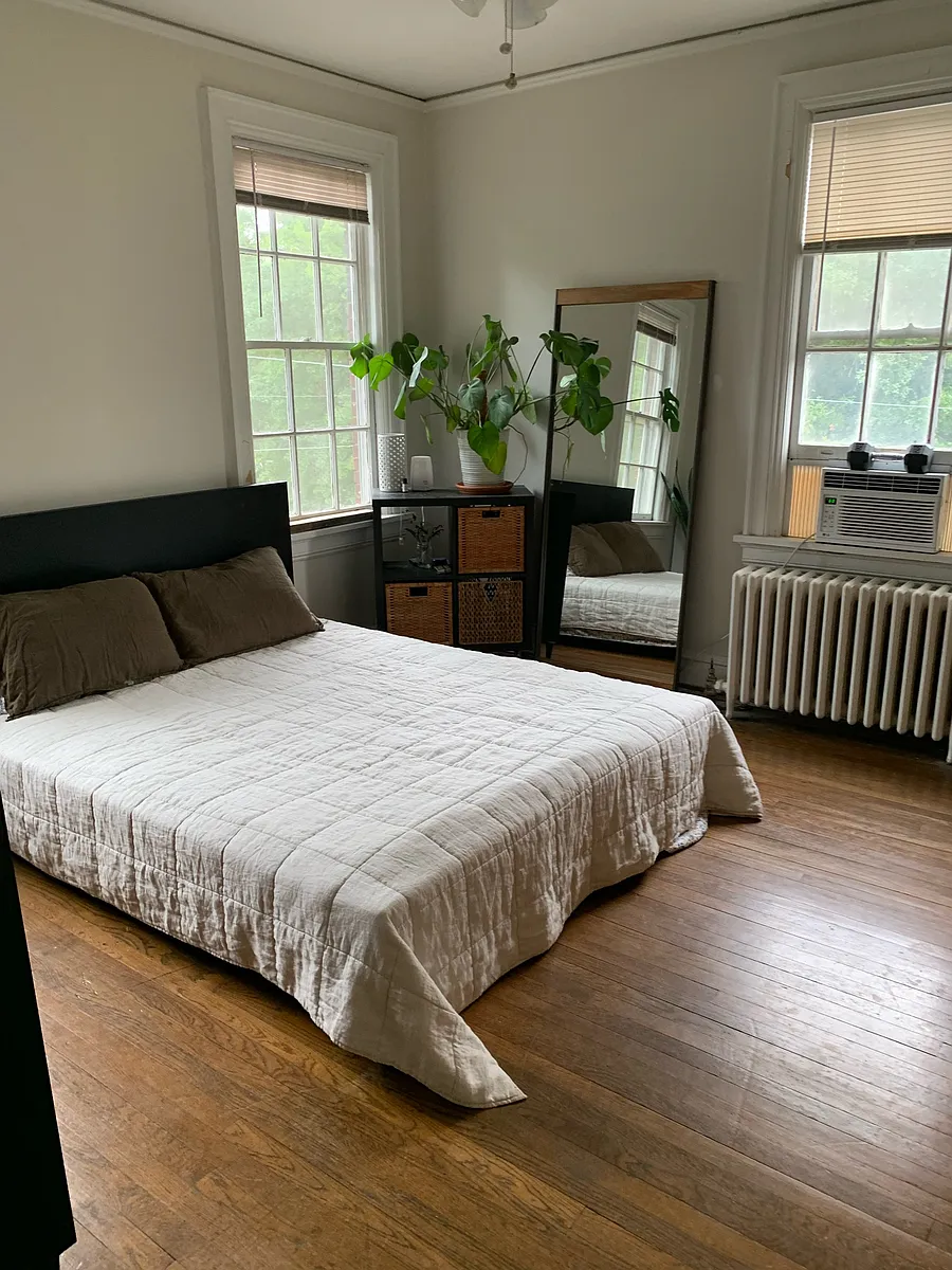 Large sunny hardwood floor bedroom! - 1324 Briarcliff Rd NE #11