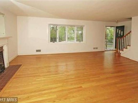 Large LR w/fireplace