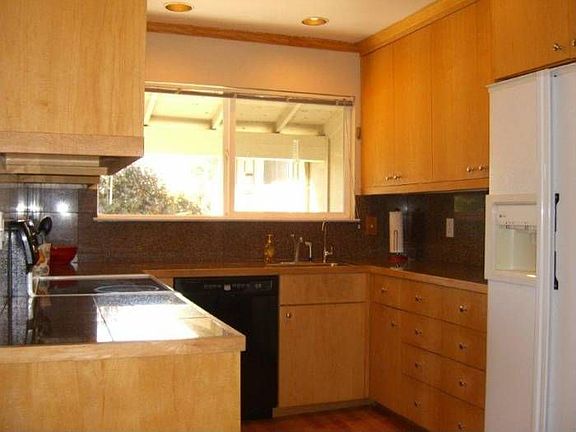 Kitchen w/maple cabinets
