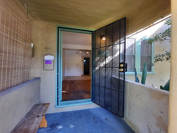 3rd image of 4876 Tujunga Ave