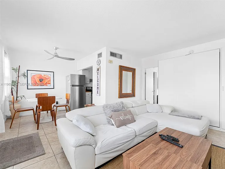 3220 NE 10th St #5 — Photo 3