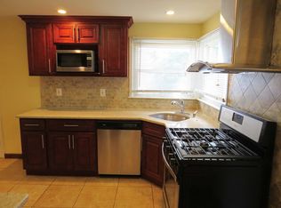15 Parc Ln, Hicksville, NY 11801