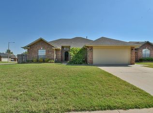 628 Madeline Ln, Moore, OK 73160