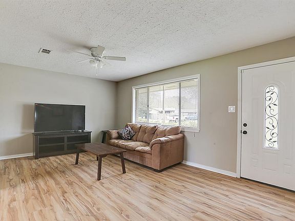 4th image of 526 Marilyn Dr
