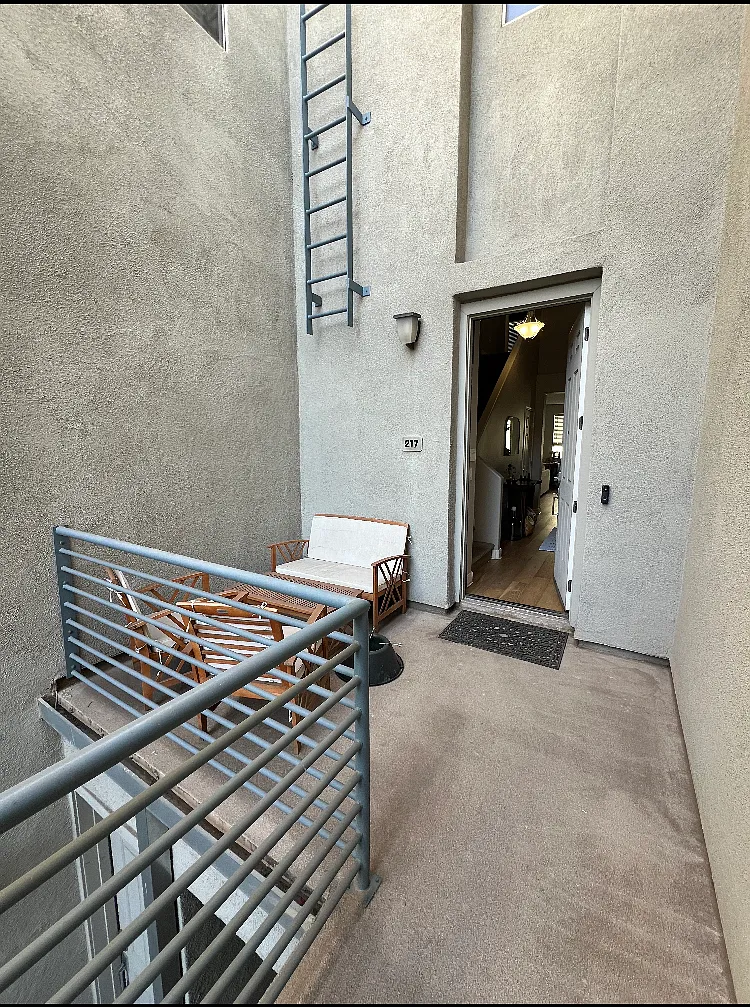 615 E Portland St — Photo 3