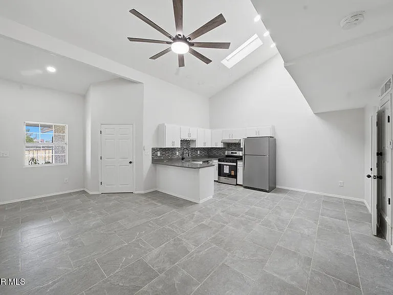 821 Los Lagos Way #B — Photo 5