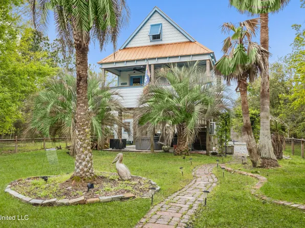 202 Surf St, Waveland, MS 39576