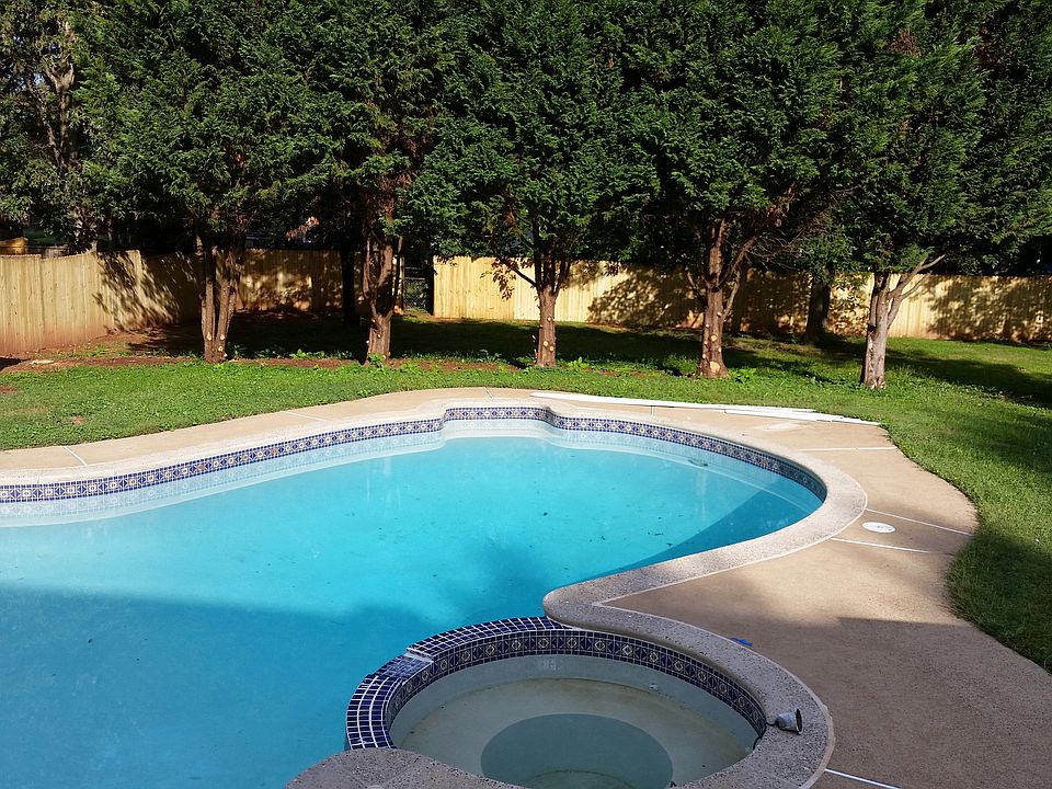 Heated pool w/ jacuzzi 