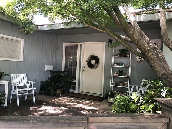 Front patio/courtyard