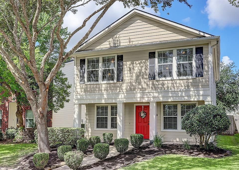 This charming home offers its new owners a home filled with elegant decorator touches, a fantastic location on a quiet cul-de-sac street, and a community filled with friendly neighbors and incredible resort-style amenities.