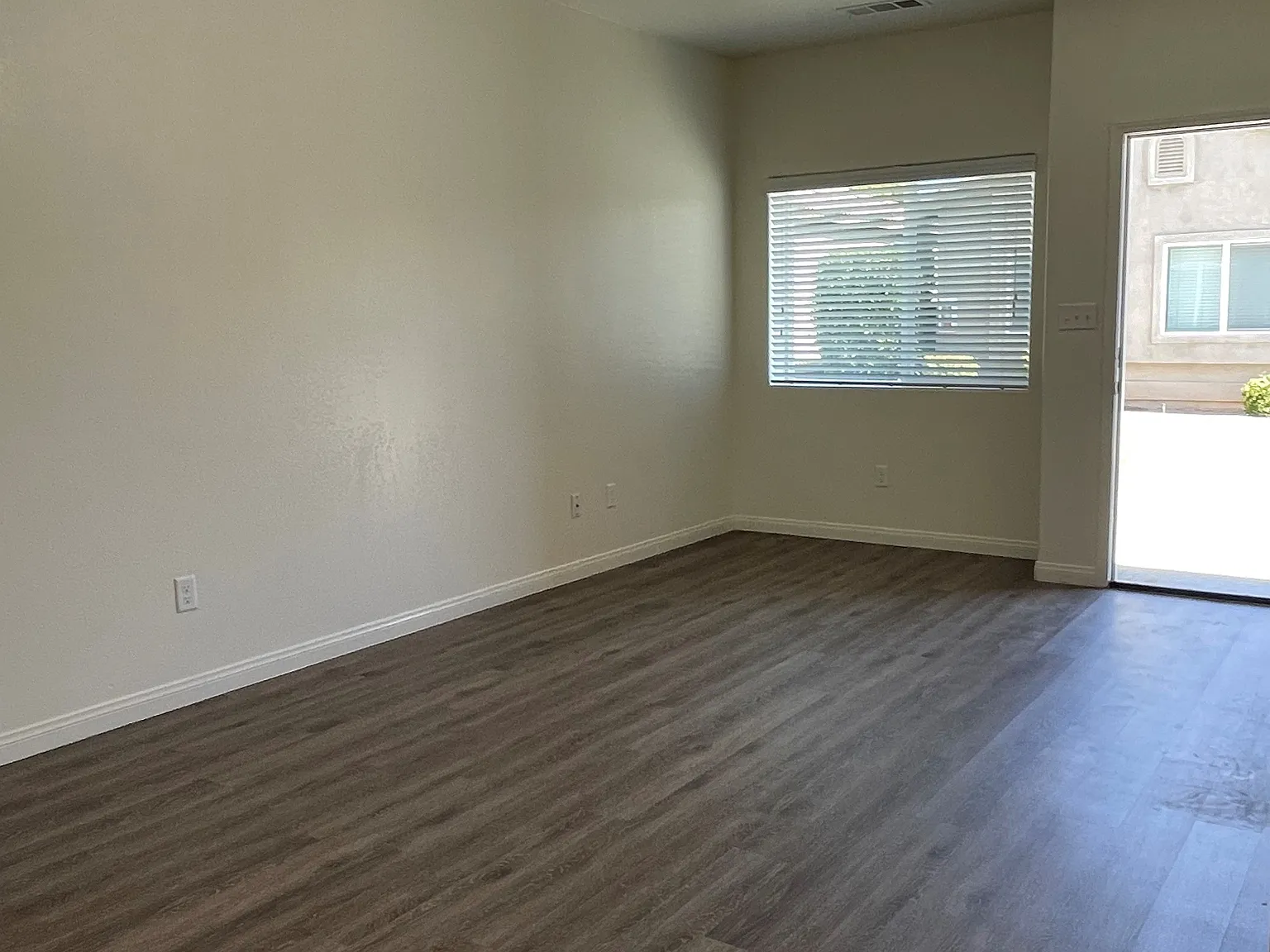 2 bed, 910 sqft, $1,695 — Photo 2