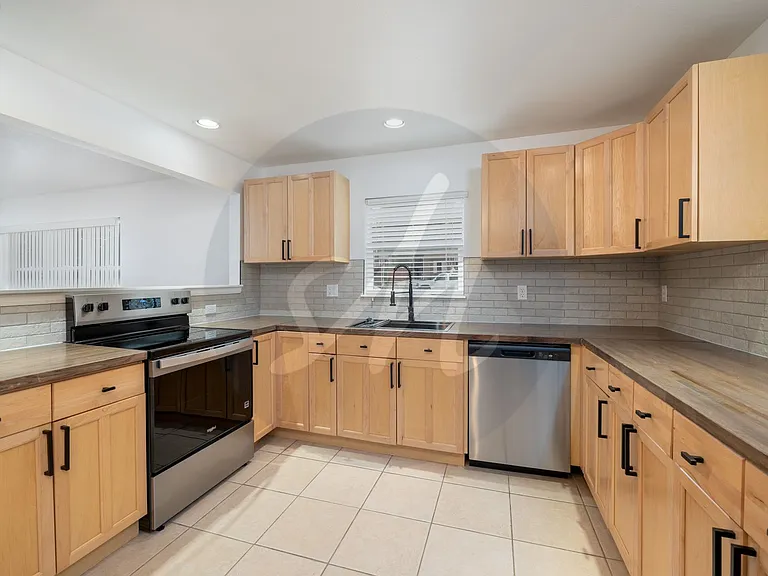 1825 W Kiowa St — Photo 6