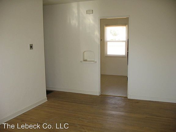 3rd image of 515 Wellesley Dr SE APT 3