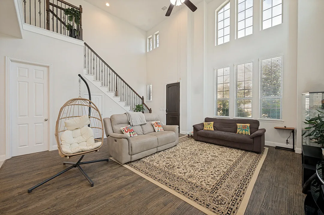 3 bed, 2.5 bath, 2033 sqft, $2,590 — Photo 2