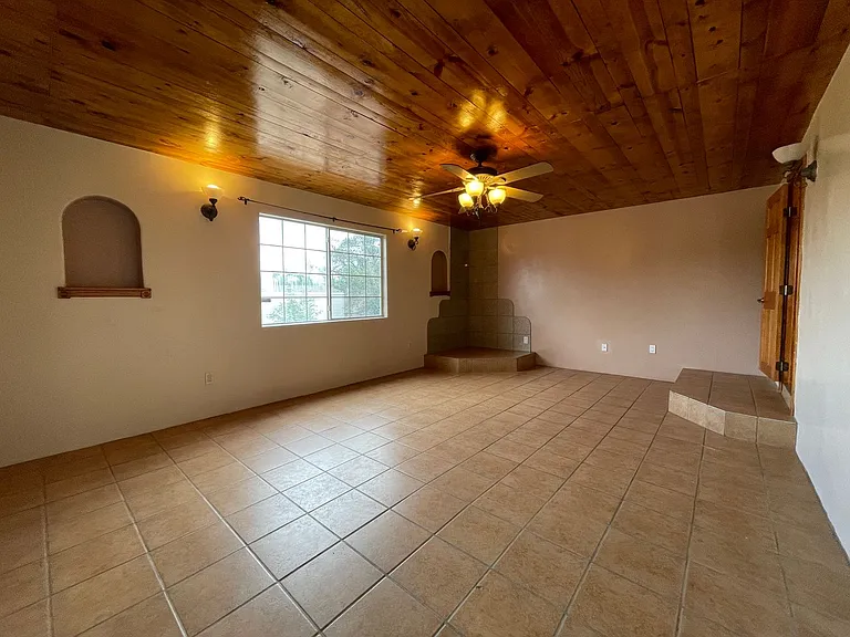 212 S El Rancho Rd — Photo 1
