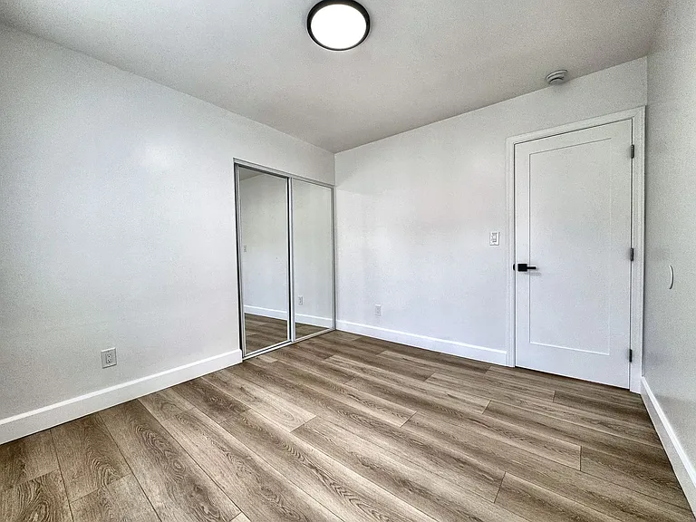 840 W 52nd St — Photo 12