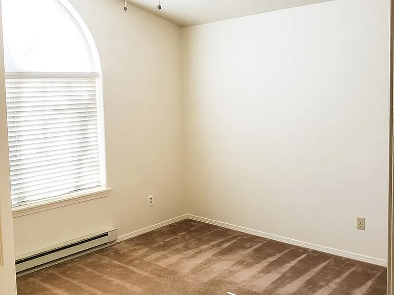 1038 W C St — Photo 12