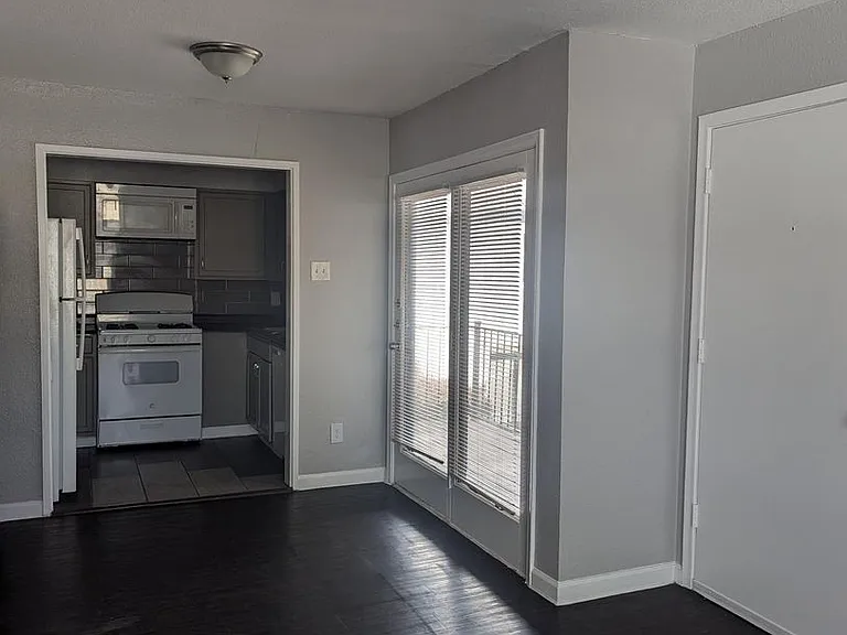 1000 Grigsby Ave — Photo 2