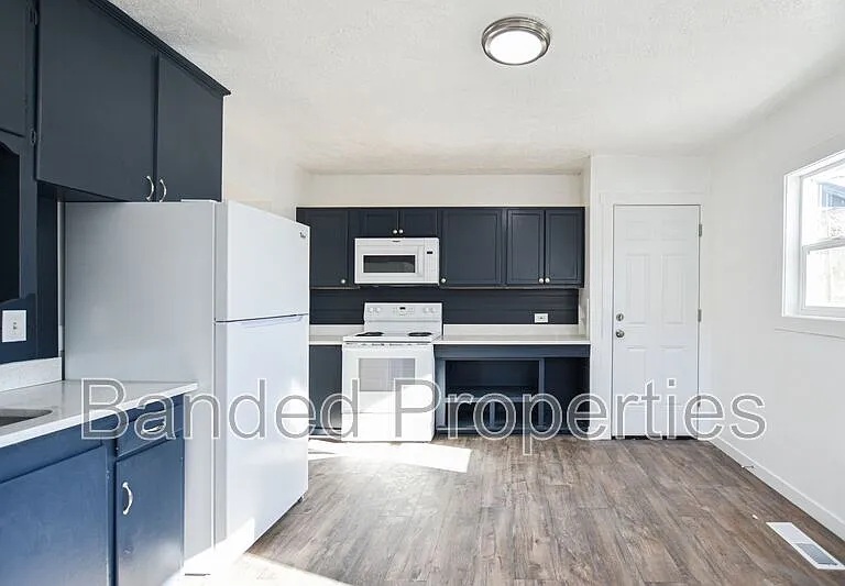 627 23rd St #1 — Photo 2