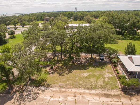 202 Palmetto Ln, Gulfport, MS 39507