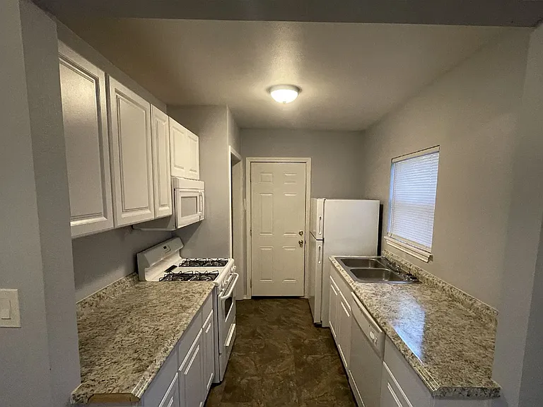 2300 W Hickory St — Photo 3